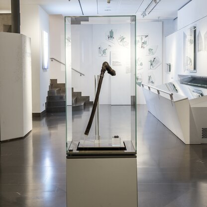 Permanent exhibition - Ötzi's axe | © © South Tyrol Museum of Archaeology / foto-dpi.com