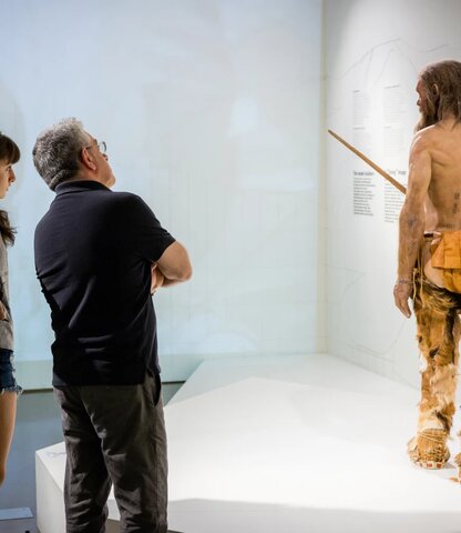 Ötzi's world - up close! in Italian