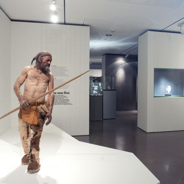 in Bozen lässt sich das Leben des Mannes aus dem Ein, Ötzi im archäologischen Museum nachvollziehen.