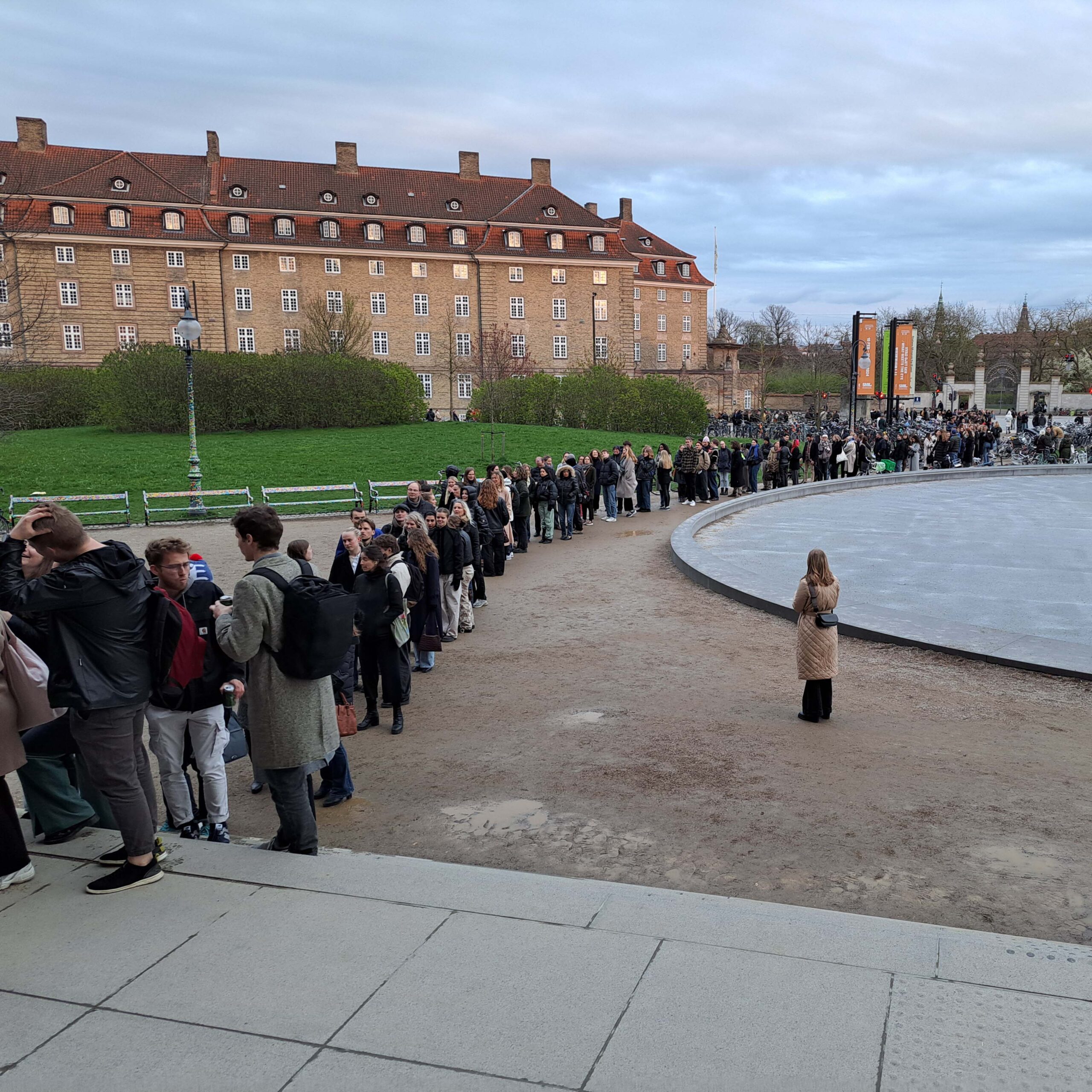 Warteschlange vor SMK: An sechs Freitagen im Jahr verwandelt sich die dänische Nationalgalerie in einen angesagten Treffpunkt für ein urbanes Publikum (c) Südtiroler Archäologiemuseum